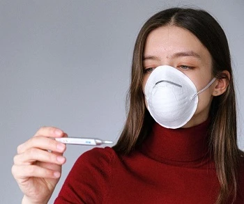 Працівник захворів на COVID-19. Куди телефонувати першочергово?