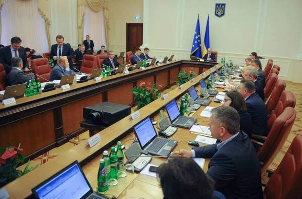 Кабмін тимчасово зупинив видачу дозвільних документів